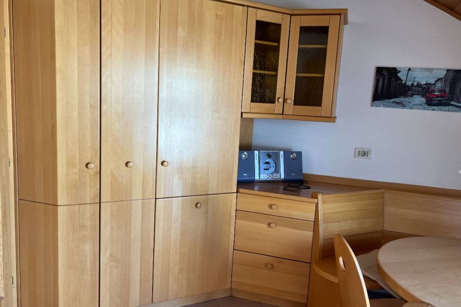 Einbauküche mit Eckbank-Esstisch und 2 Stühlen - Bild 2