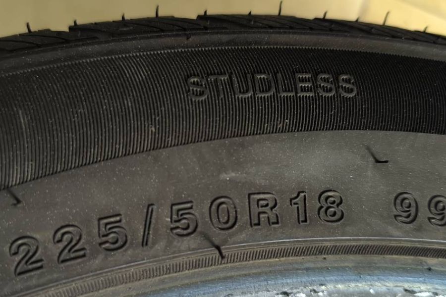 4x Winterreifen / Ganzjahresreifen 225/50 R18 99V – Top Zustand - Bild 1
