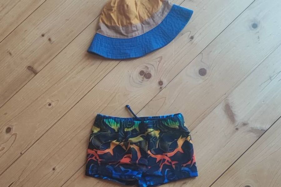Badehose und Hut Gr. 110/116 - Bild 1