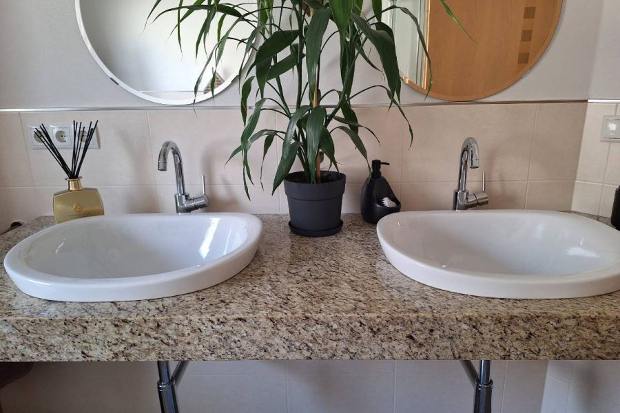 Waschbecken mit Mischer und Platte - Bild 1