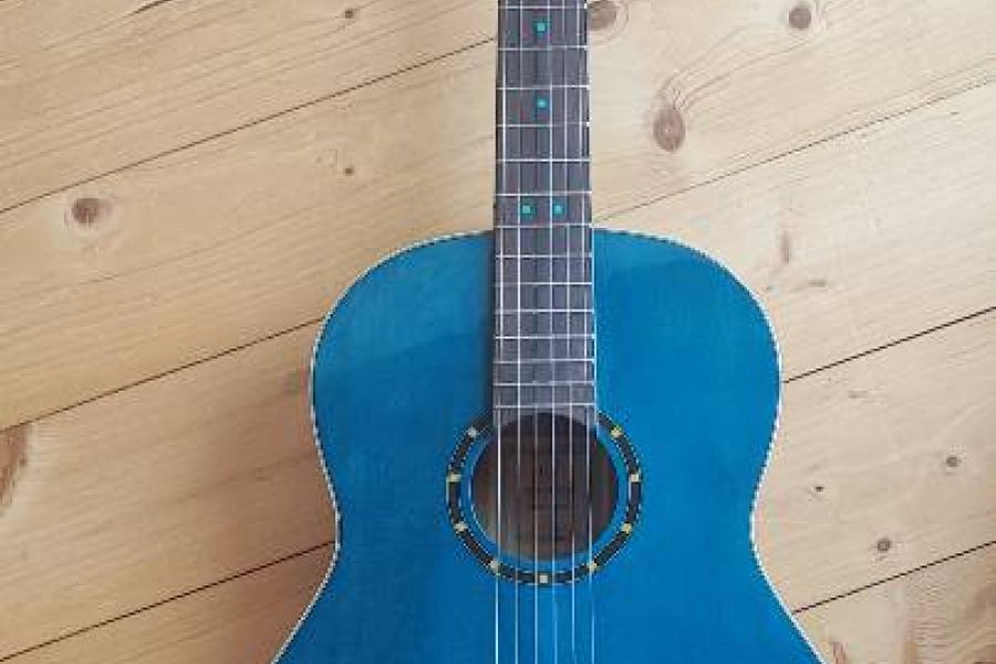 Gitarre in Blau mit Tasche - Bild 2