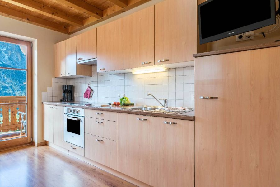 gut erhaltene Küche mit Sofa - Bild 1