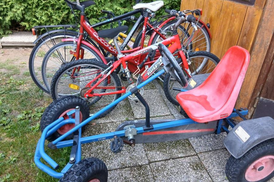 Kinderfahrrad, Erwachsenenfahrräder und Wippspiel. - Bild 1