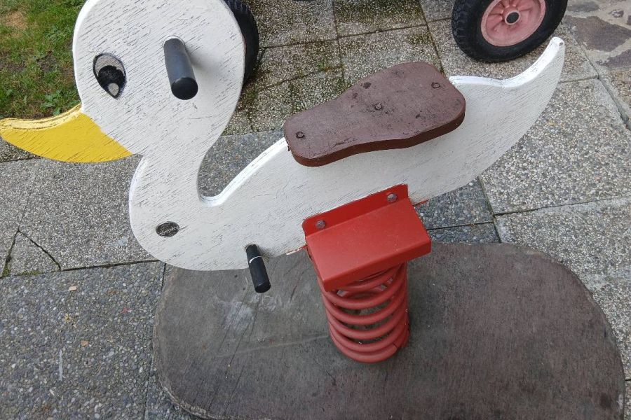 Kinderfahrrad, Erwachsenenfahrräder und Wippspiel. - Bild 2