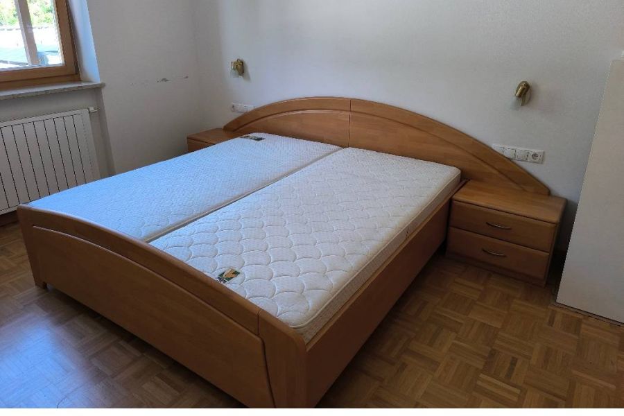 Schönes Doppelbett in Erle teilmassiv mit Nachtschränkchen - Bild 1