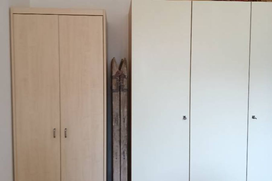 Schmaler Kleiderschrank - Bild 1
